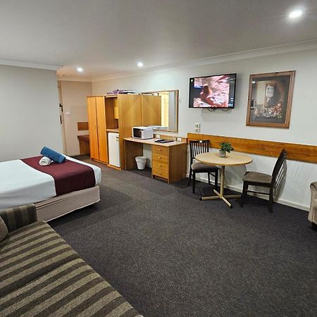 Hilltops Retreat Motor Inn Young Extérieur photo