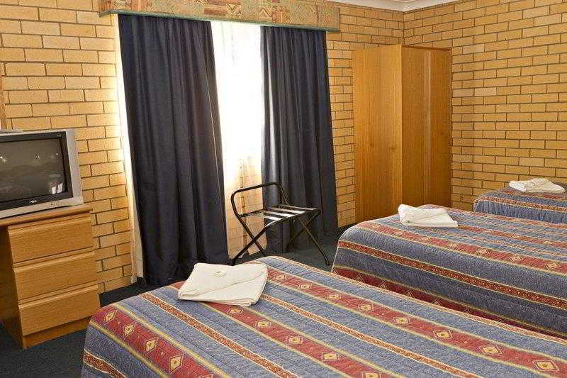 Hilltops Retreat Motor Inn Young Chambre photo