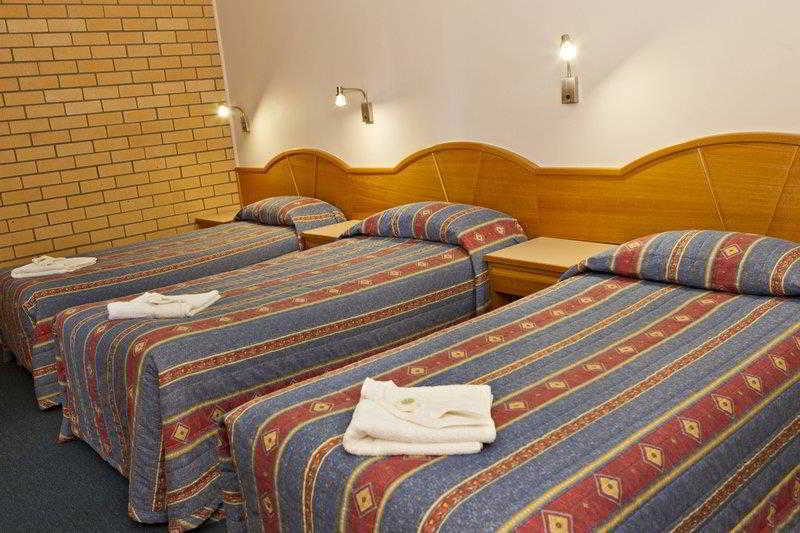 Hilltops Retreat Motor Inn Young Chambre photo