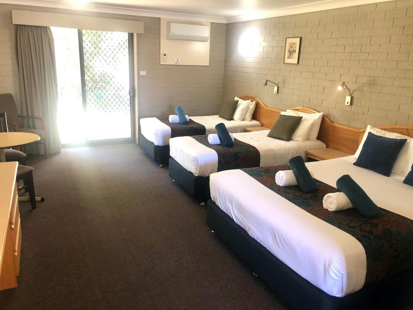 Hilltops Retreat Motor Inn Young Extérieur photo