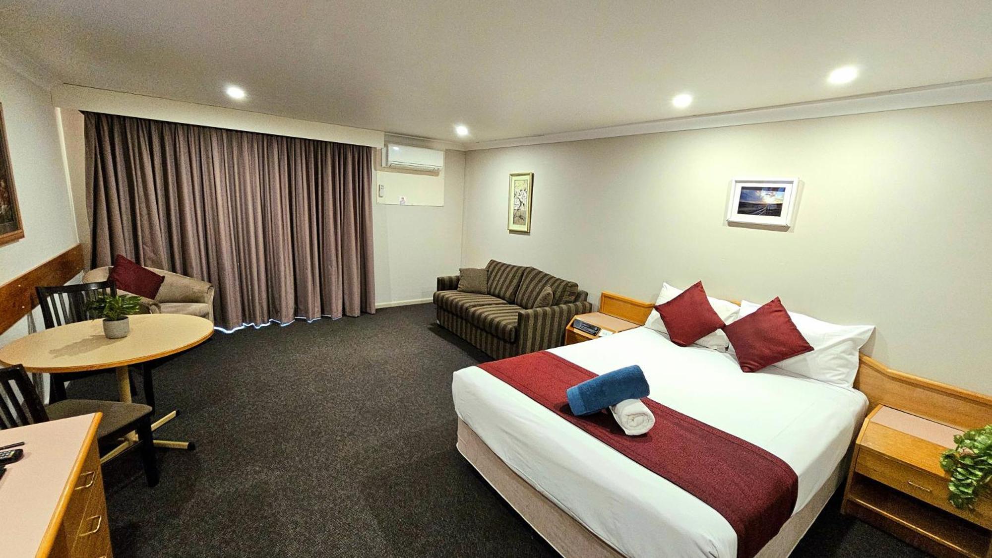 Hilltops Retreat Motor Inn Young Extérieur photo