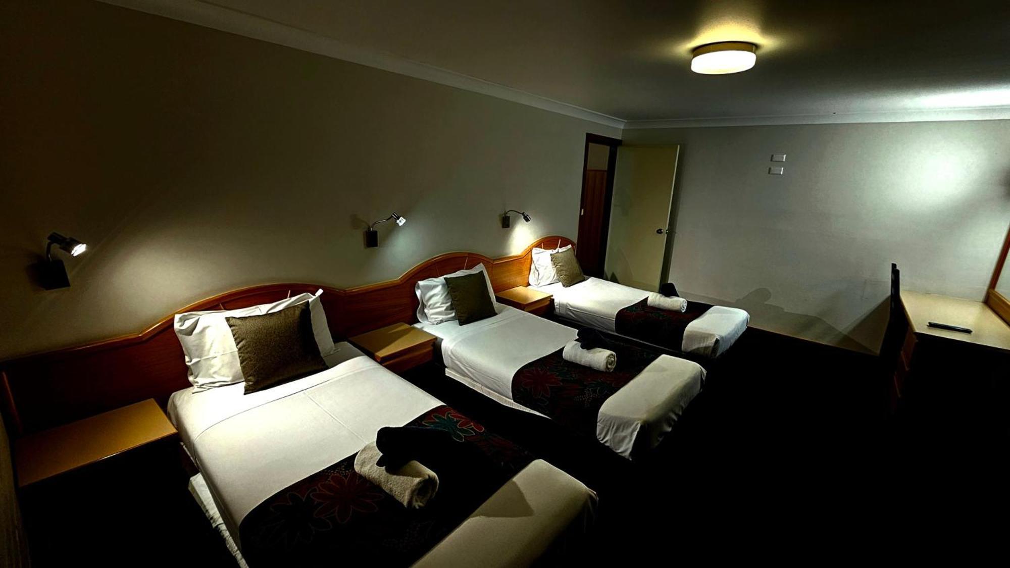 Hilltops Retreat Motor Inn Young Extérieur photo