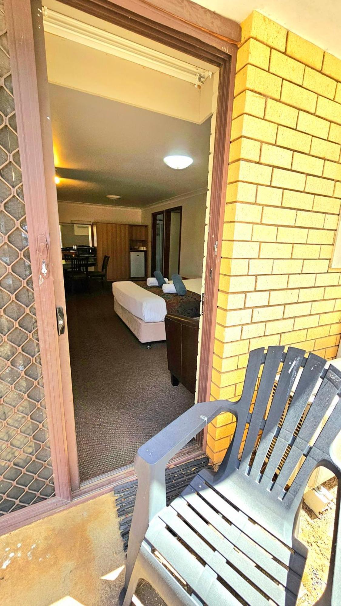 Hilltops Retreat Motor Inn Young Extérieur photo