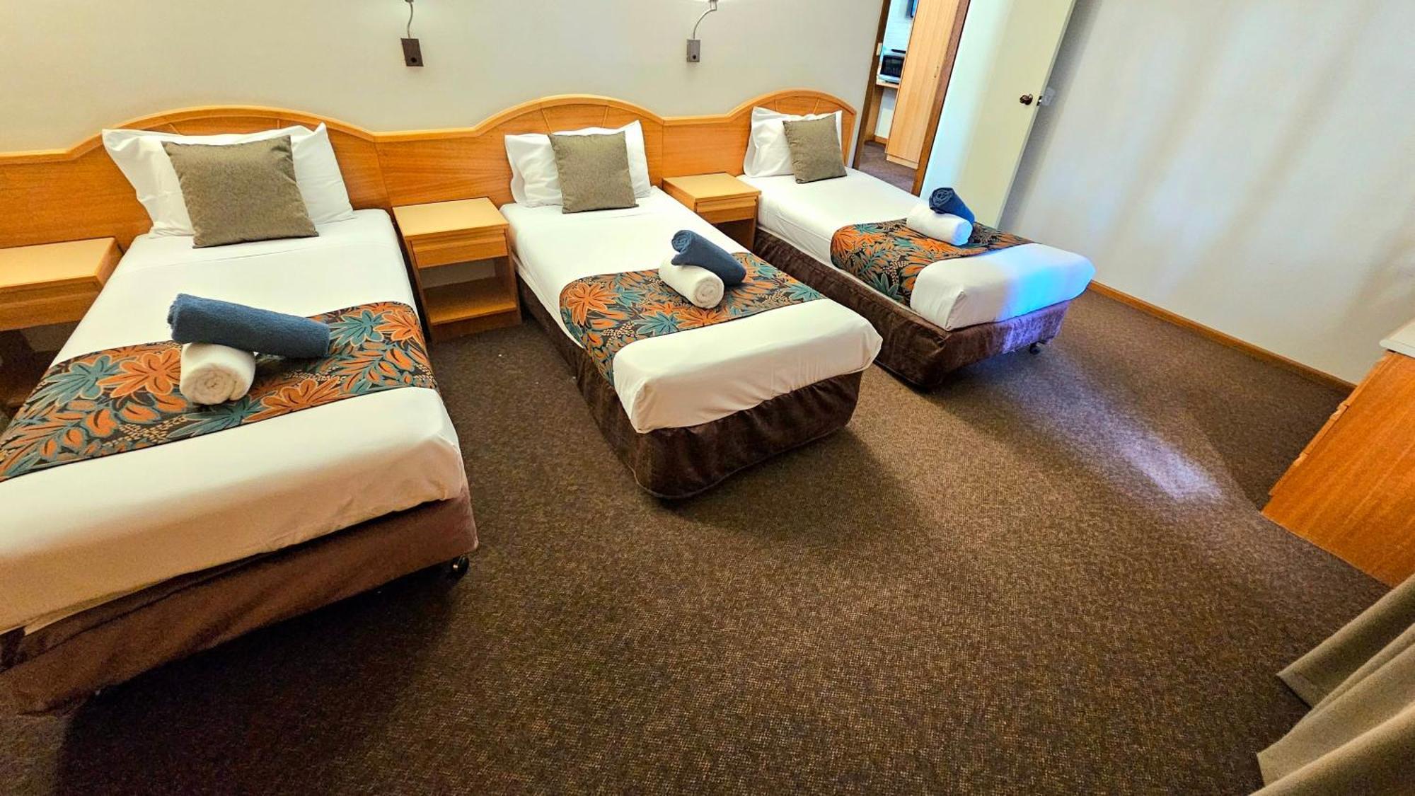 Hilltops Retreat Motor Inn Young Extérieur photo