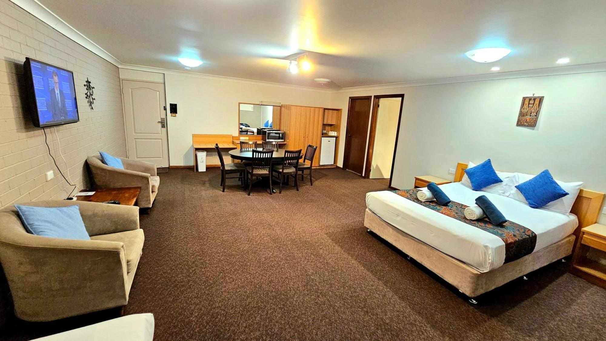 Hilltops Retreat Motor Inn Young Extérieur photo