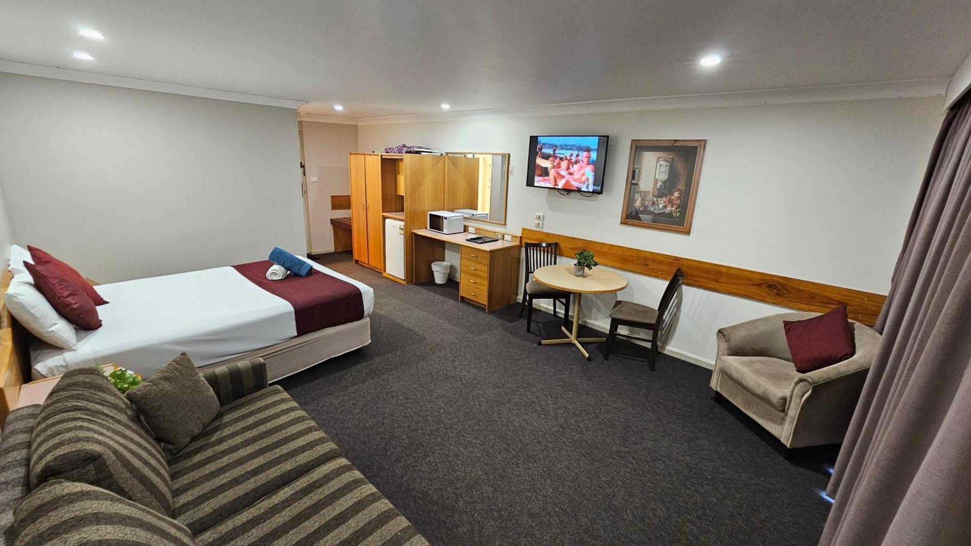 Hilltops Retreat Motor Inn Young Extérieur photo