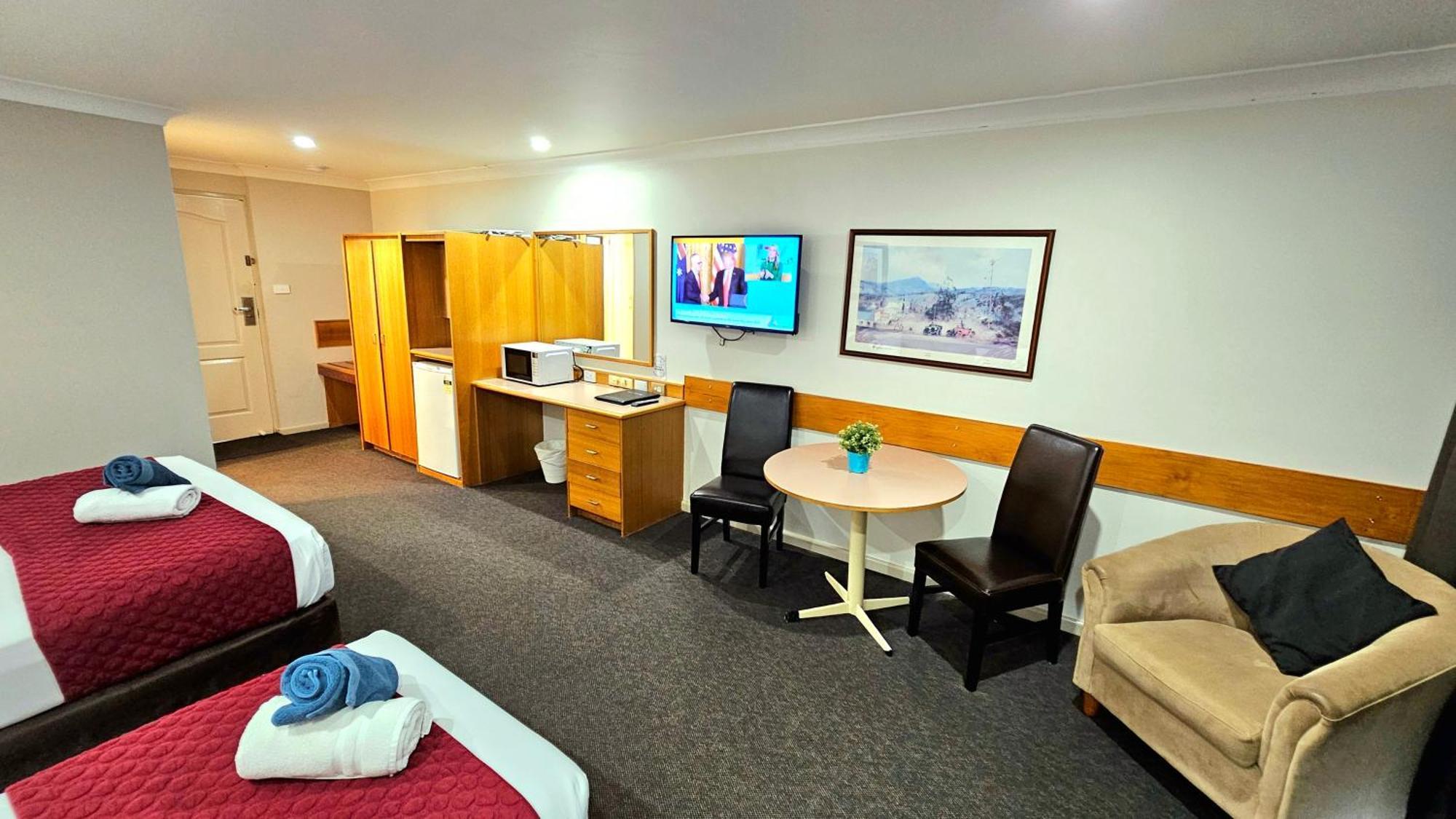 Hilltops Retreat Motor Inn Young Extérieur photo