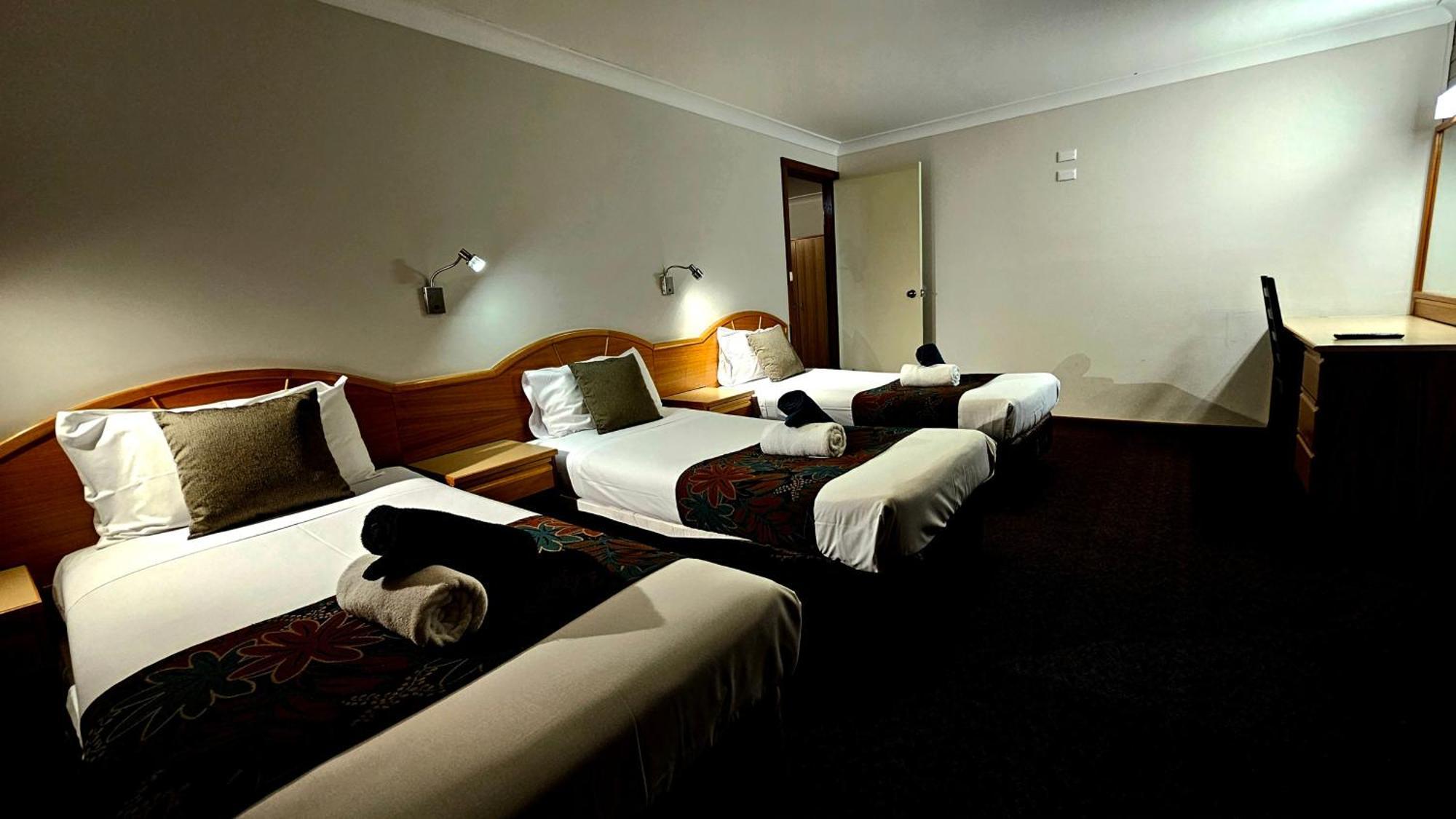Hilltops Retreat Motor Inn Young Extérieur photo