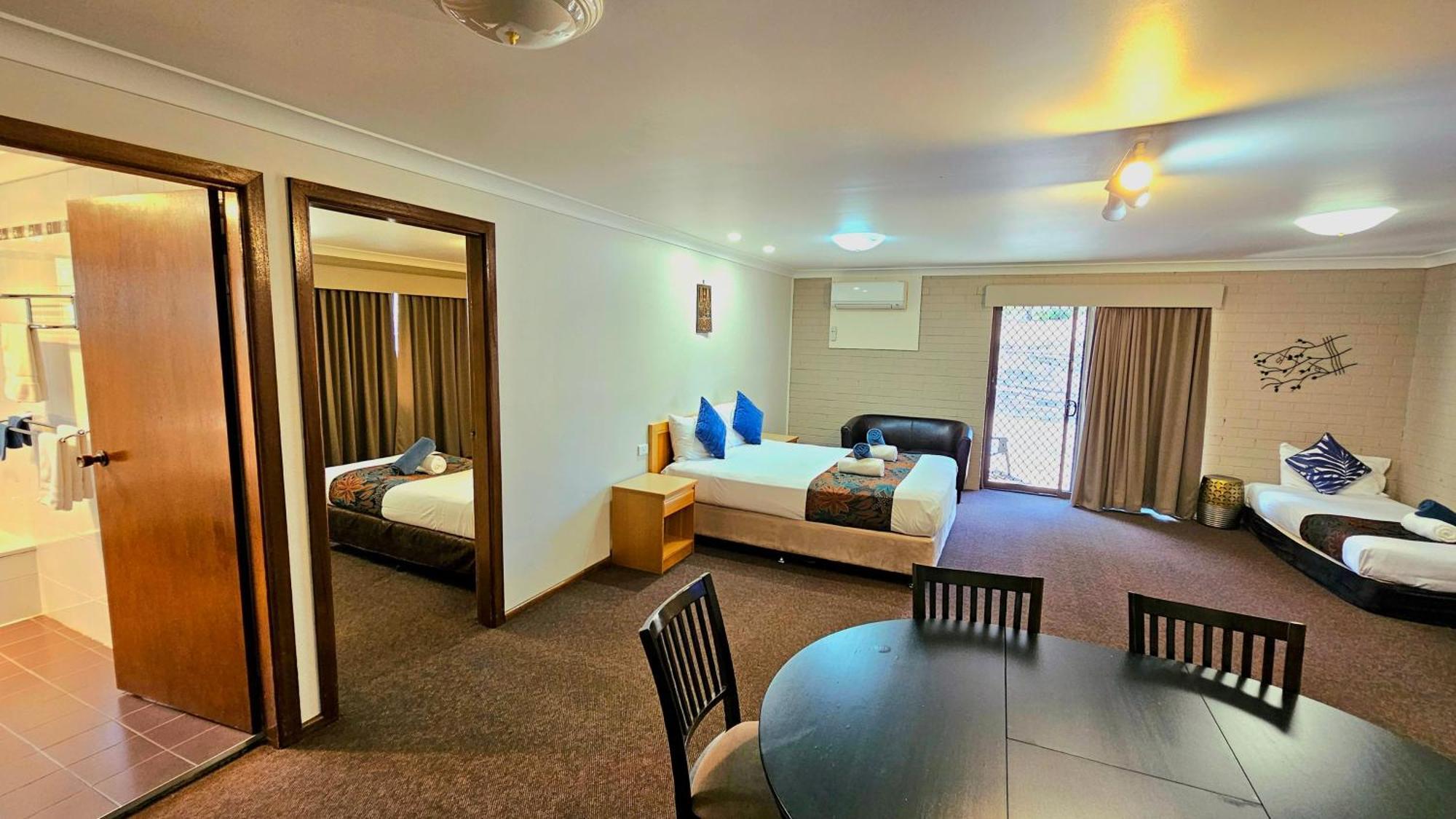 Hilltops Retreat Motor Inn Young Extérieur photo