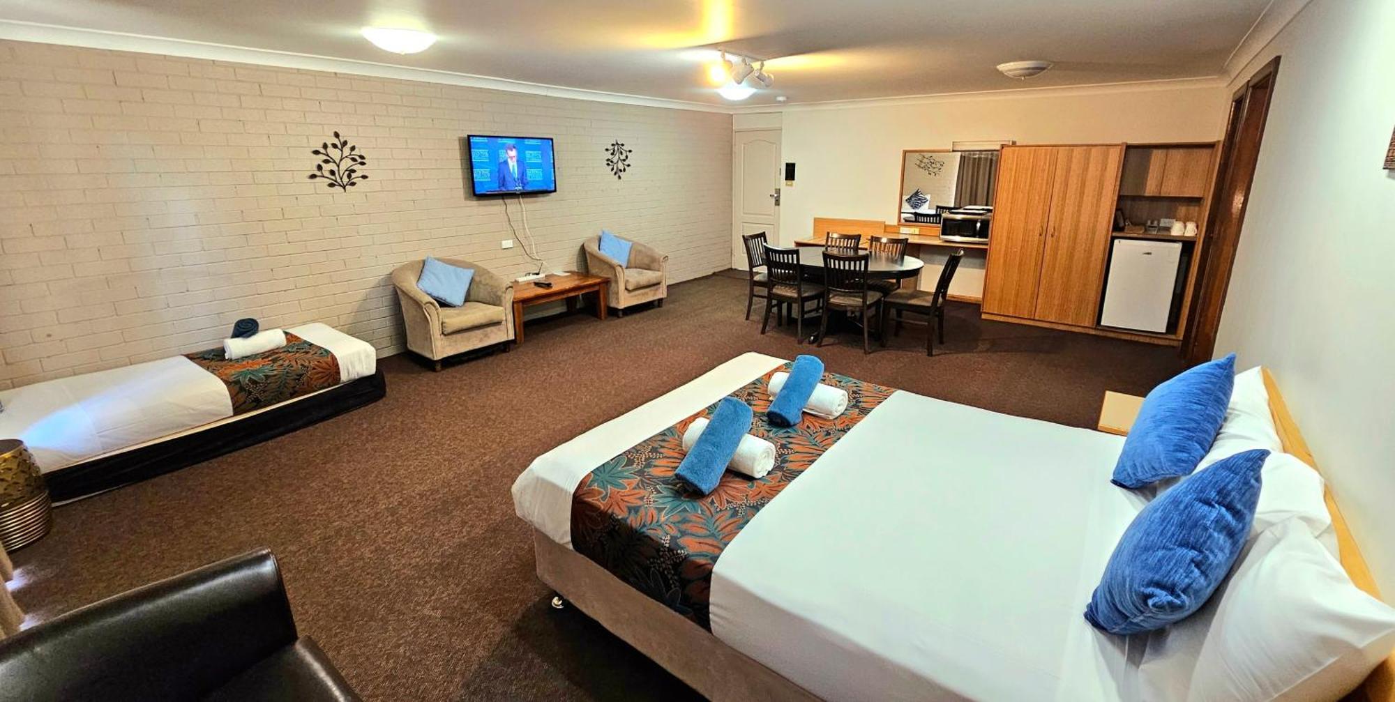 Hilltops Retreat Motor Inn Young Extérieur photo