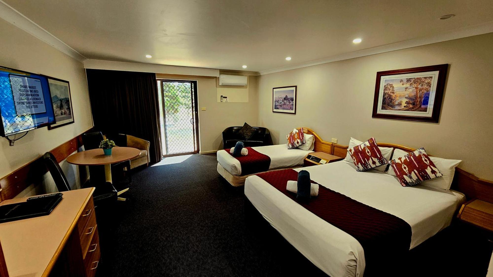 Hilltops Retreat Motor Inn Young Extérieur photo