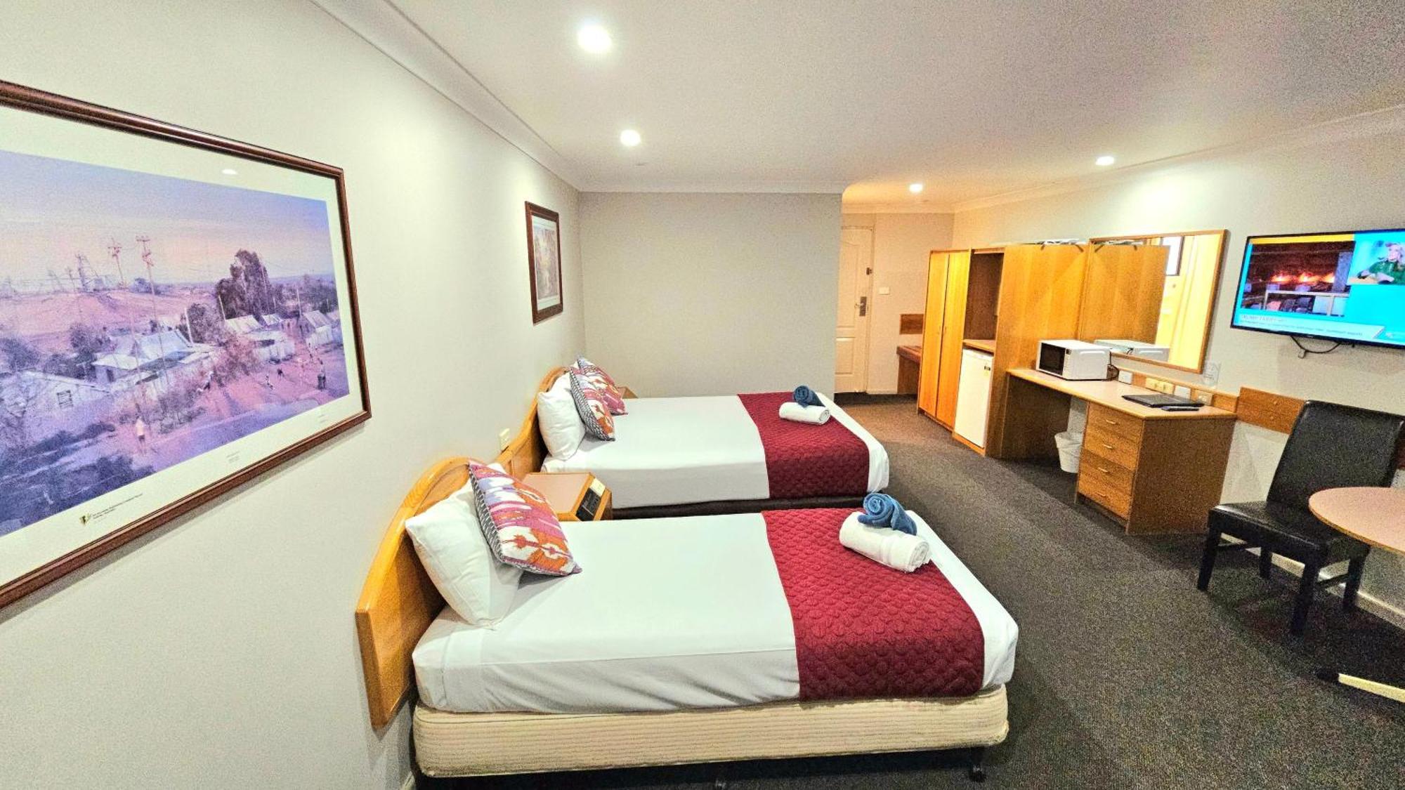 Hilltops Retreat Motor Inn Young Extérieur photo
