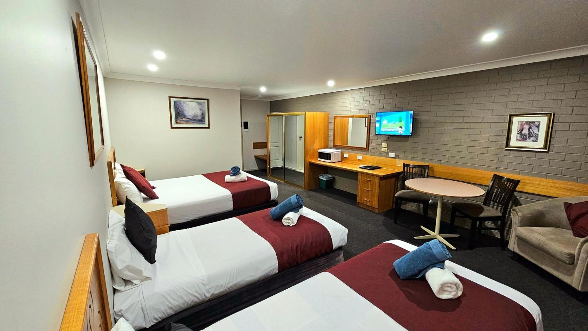 Hilltops Retreat Motor Inn Young Extérieur photo