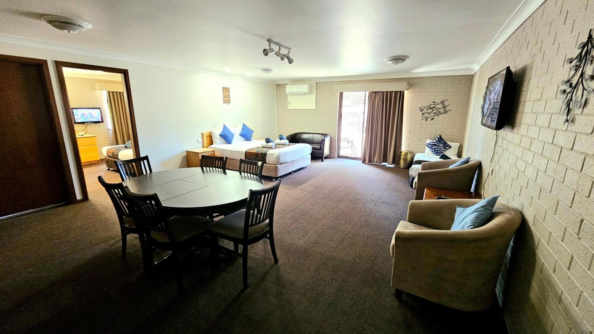 Hilltops Retreat Motor Inn Young Extérieur photo