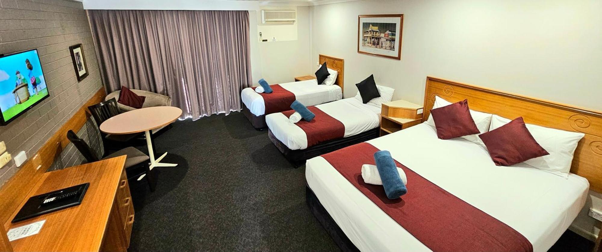 Hilltops Retreat Motor Inn Young Extérieur photo
