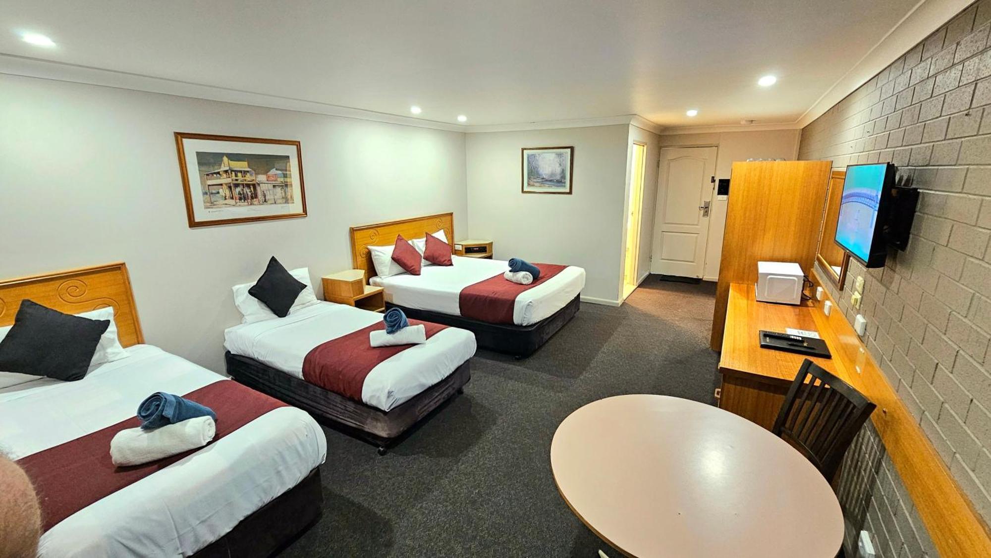 Hilltops Retreat Motor Inn Young Extérieur photo