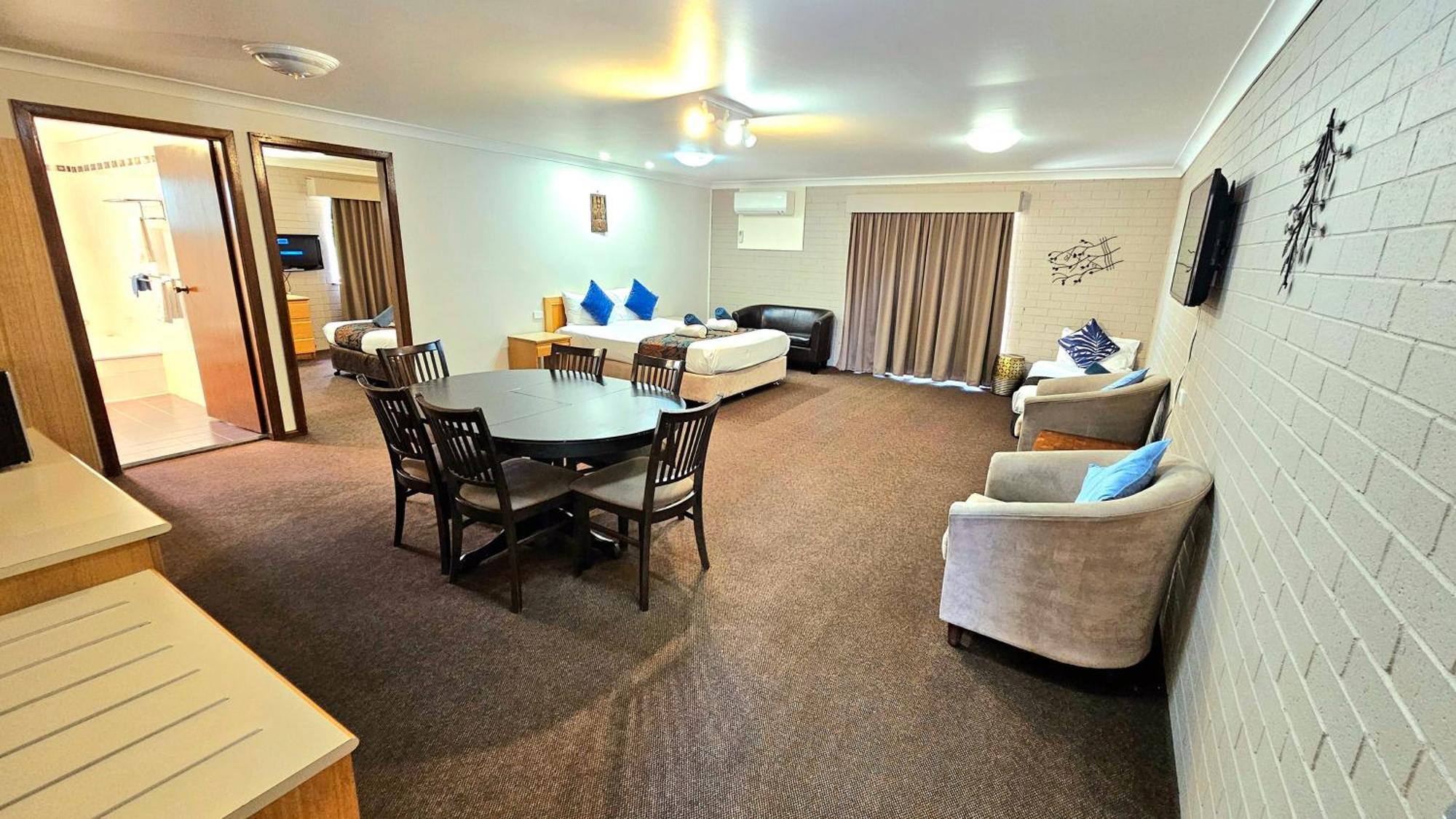Hilltops Retreat Motor Inn Young Extérieur photo