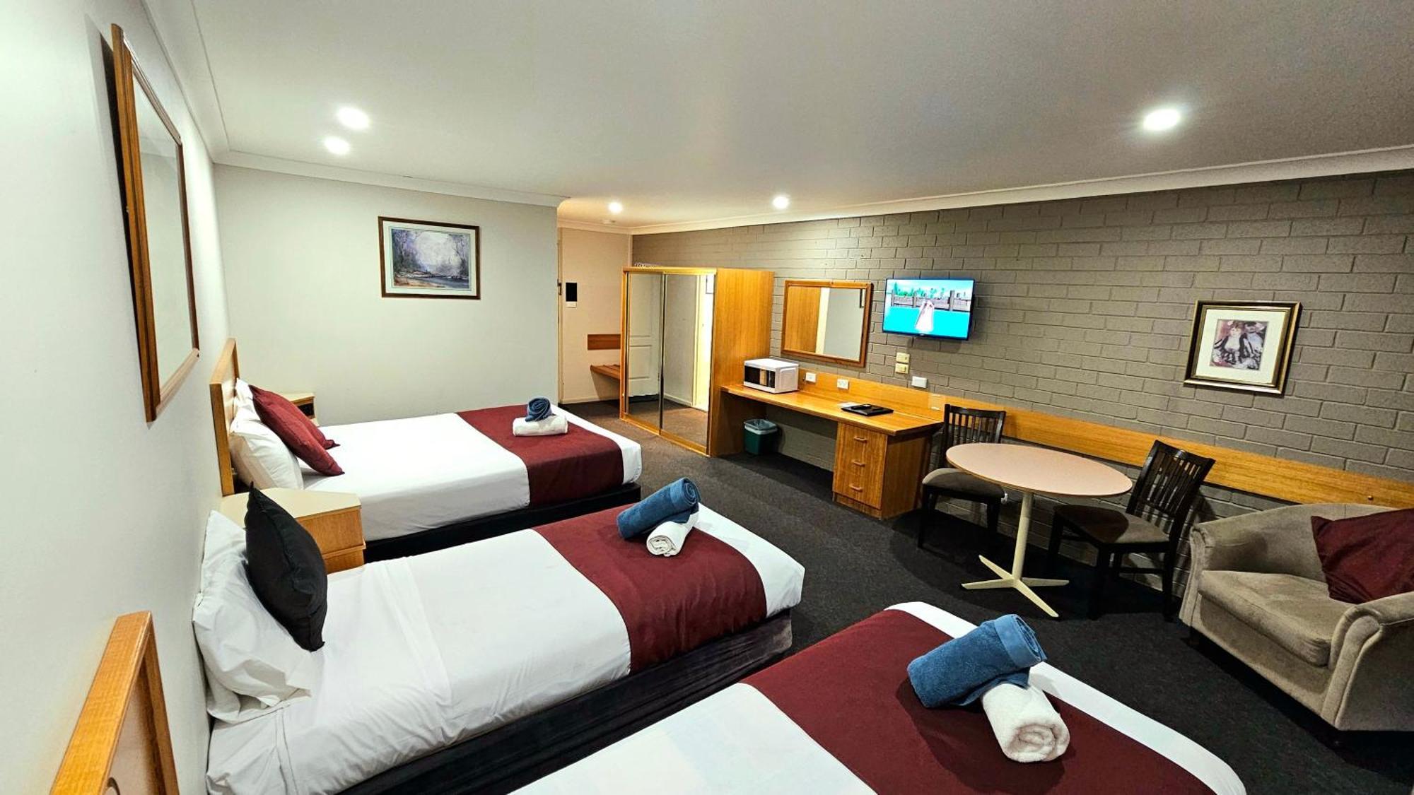 Hilltops Retreat Motor Inn Young Extérieur photo