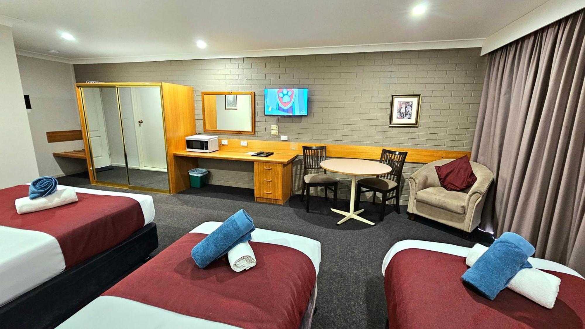 Hilltops Retreat Motor Inn Young Extérieur photo