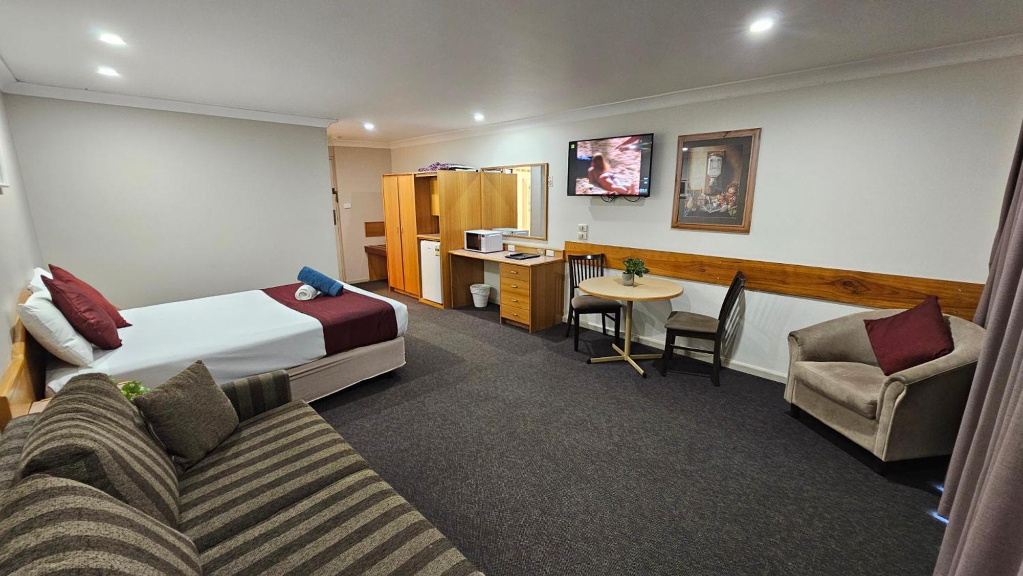 Hilltops Retreat Motor Inn Young Extérieur photo