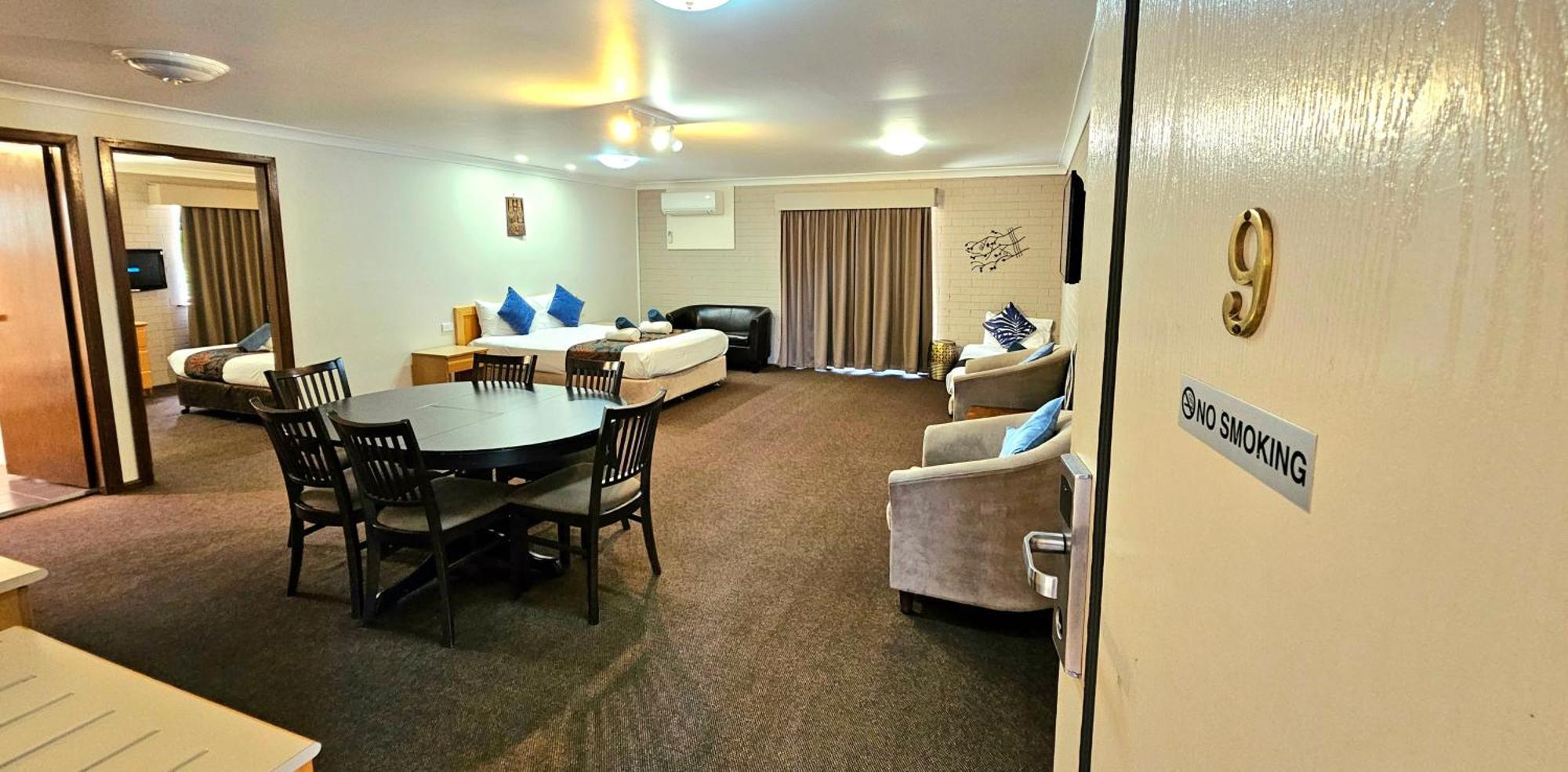 Hilltops Retreat Motor Inn Young Extérieur photo