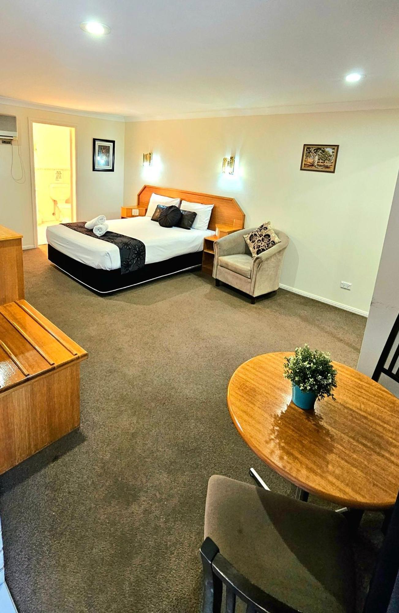 Hilltops Retreat Motor Inn Young Extérieur photo