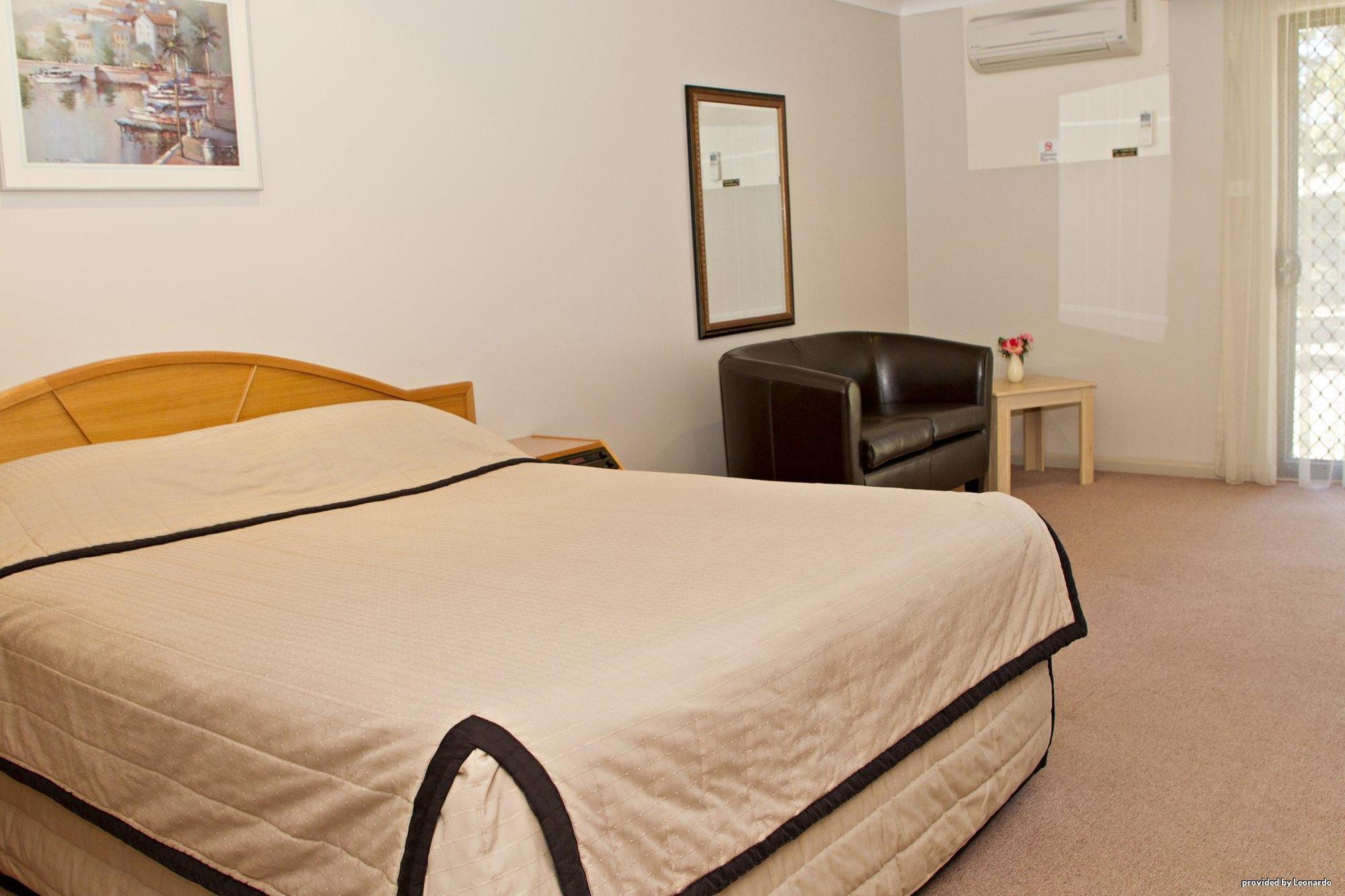 Hilltops Retreat Motor Inn Young Chambre photo
