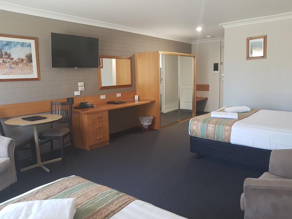 Hilltops Retreat Motor Inn Young Extérieur photo