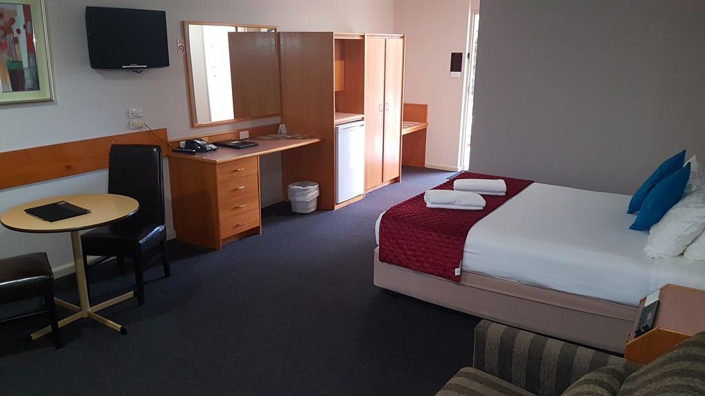 Hilltops Retreat Motor Inn Young Extérieur photo