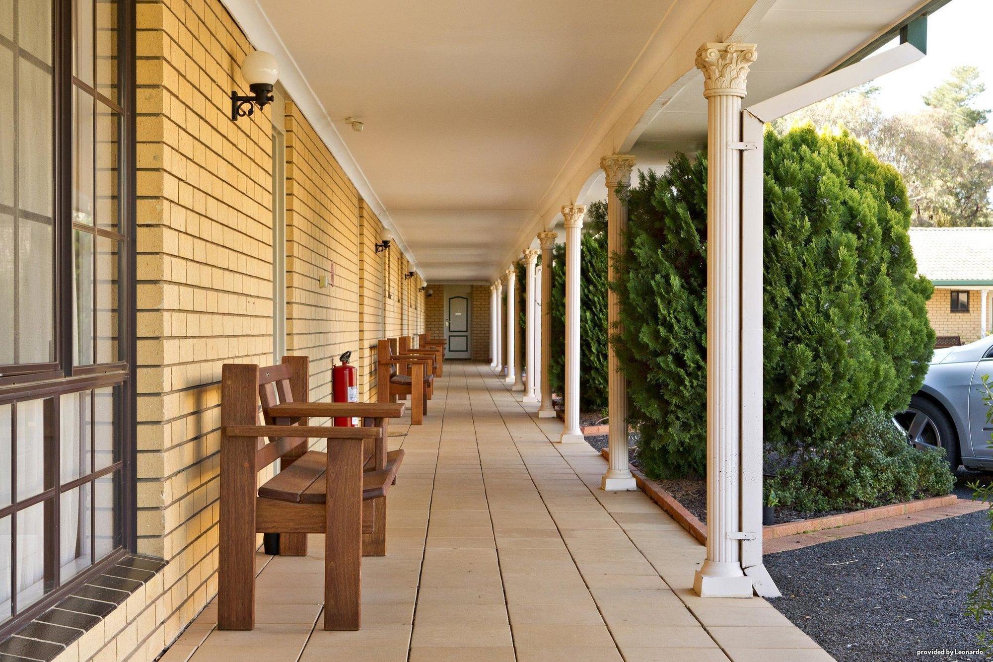 Hilltops Retreat Motor Inn Young Extérieur photo