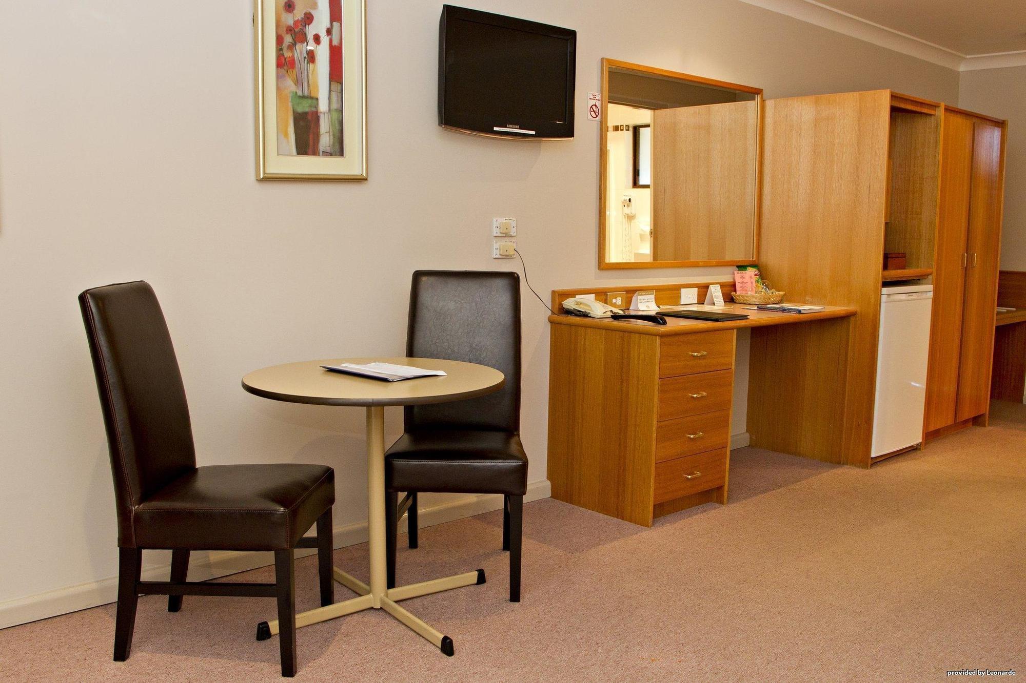 Hilltops Retreat Motor Inn Young Extérieur photo