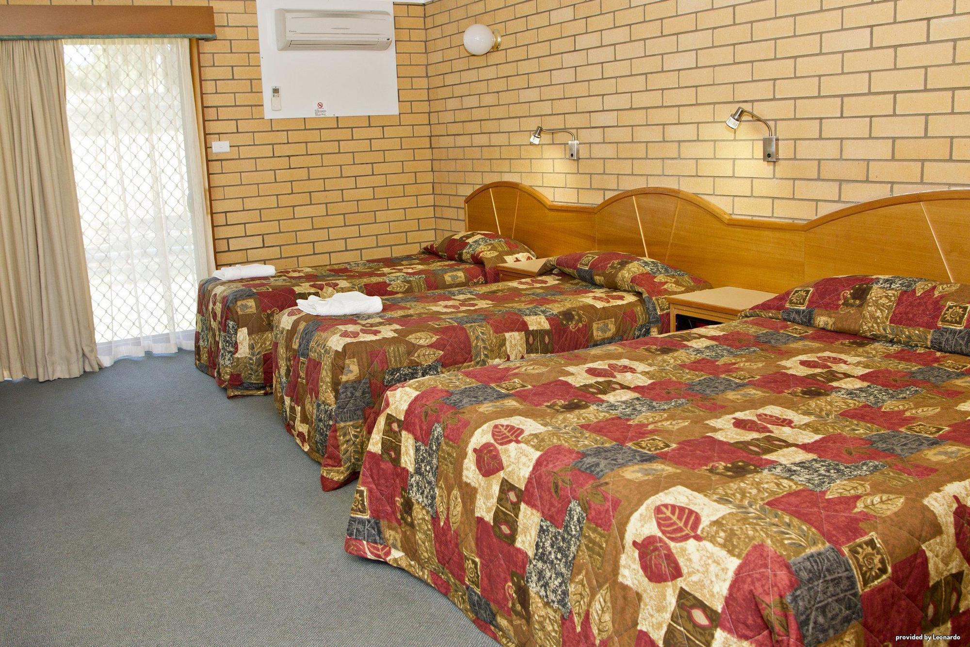 Hilltops Retreat Motor Inn Young Extérieur photo