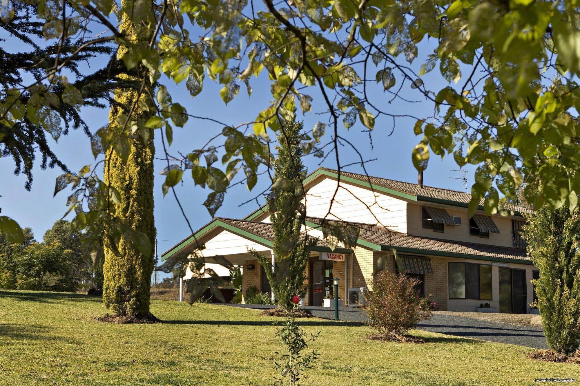 Hilltops Retreat Motor Inn Young Extérieur photo
