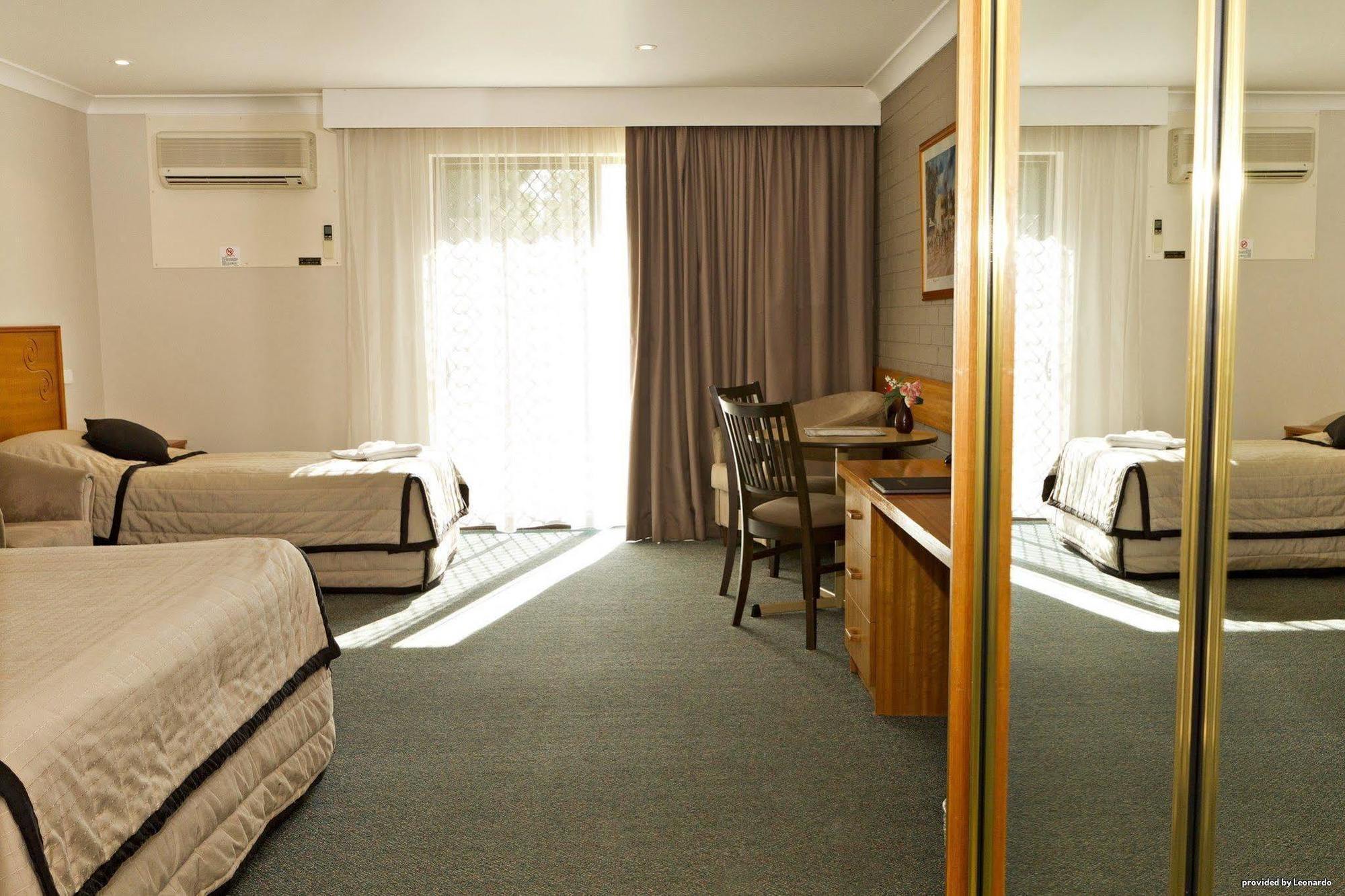 Hilltops Retreat Motor Inn Young Chambre photo