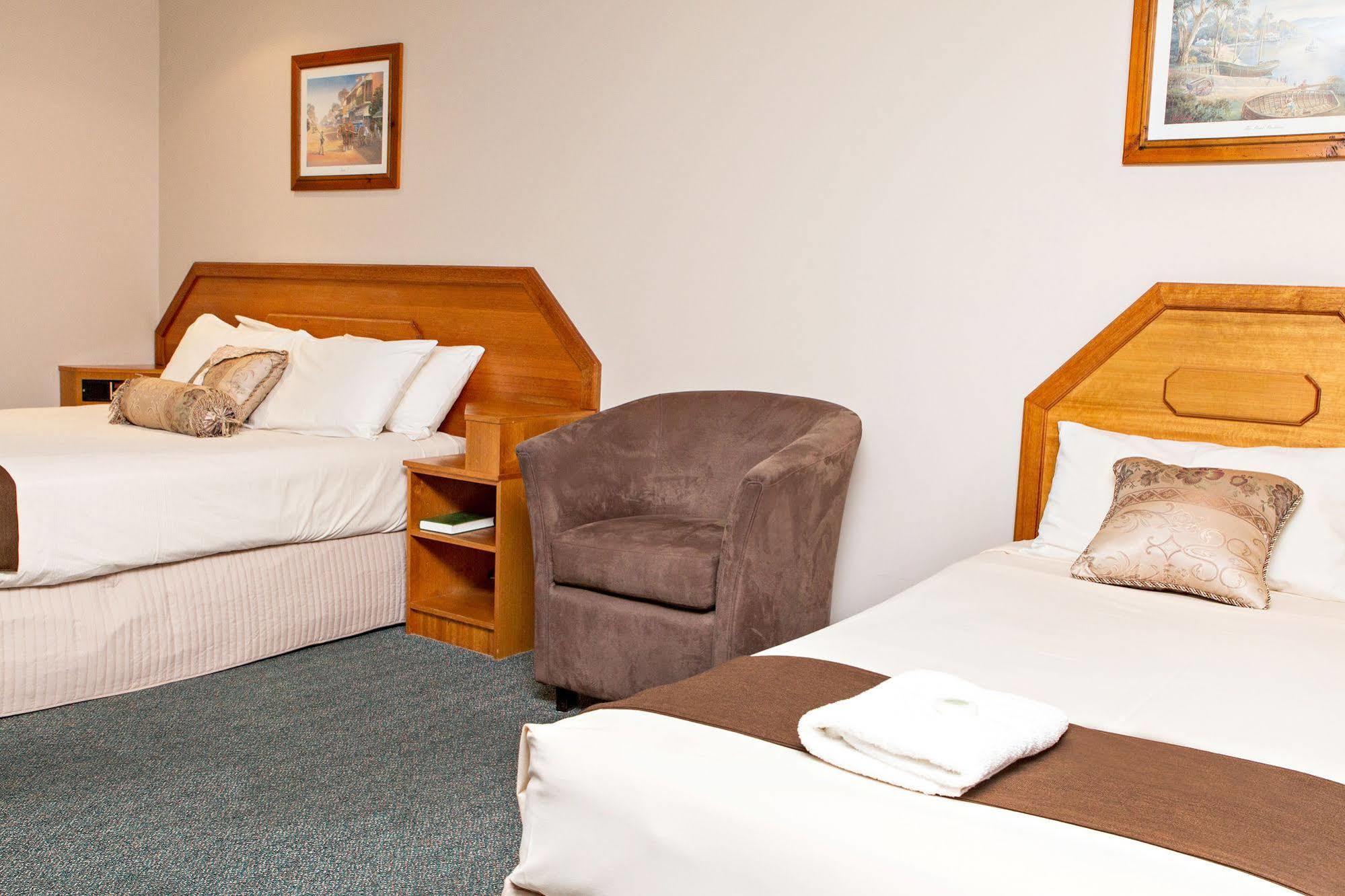 Hilltops Retreat Motor Inn Young Extérieur photo